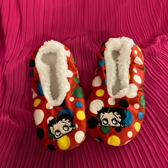 NWOT Betty Boop Slippers! Size medium. - Picture 2 of 4